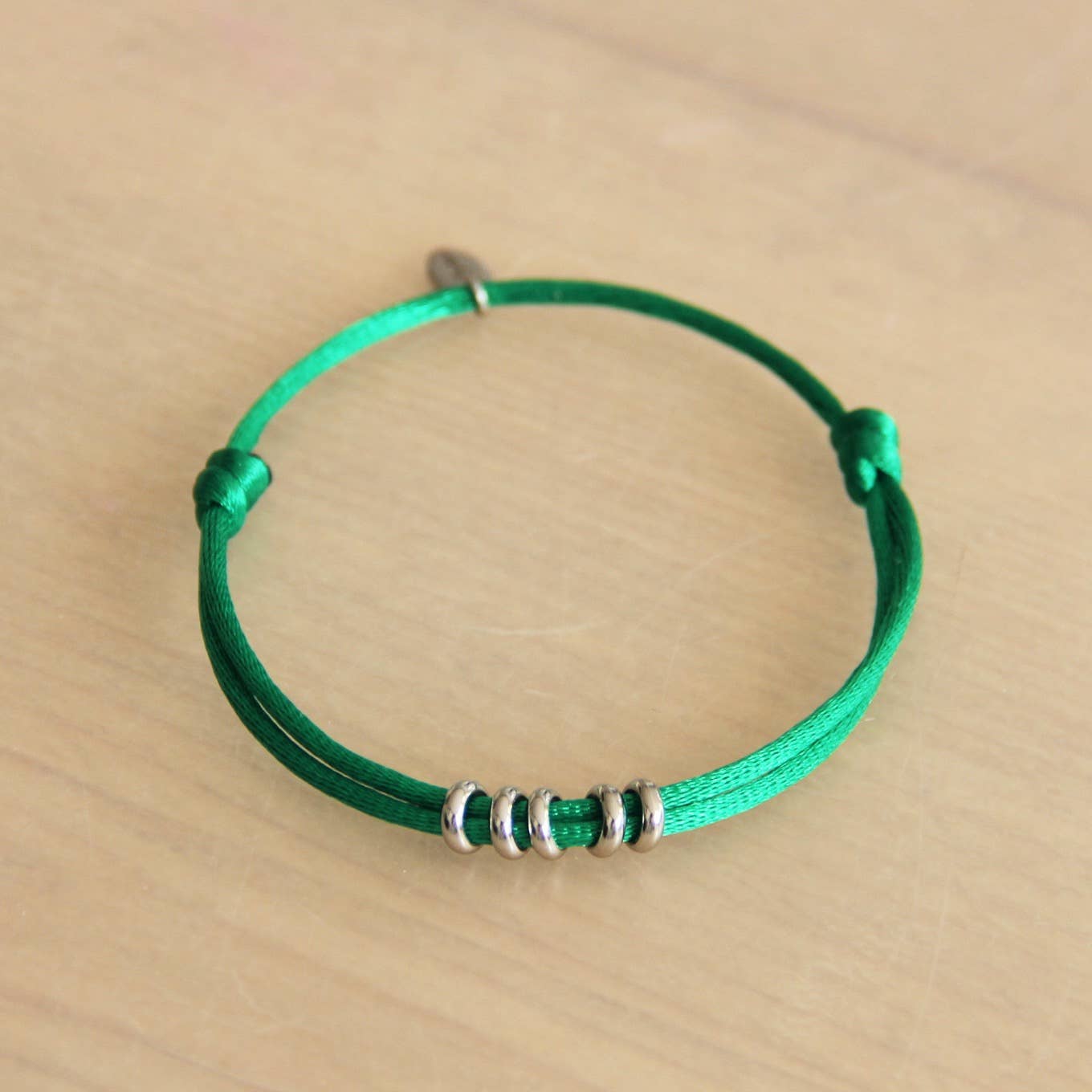 Satijnen armband met ringen — groen/zilver