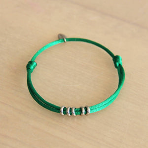 Satijnen armband met ringen — groen/zilver