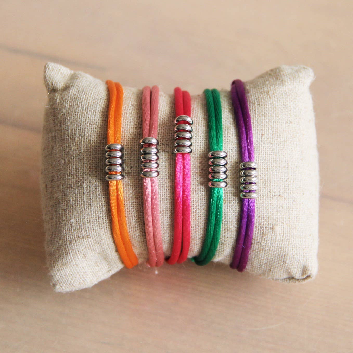 Satijnen armband met ringen — groen/zilver