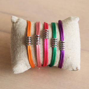 Satijnen armband met ringen — groen/zilver