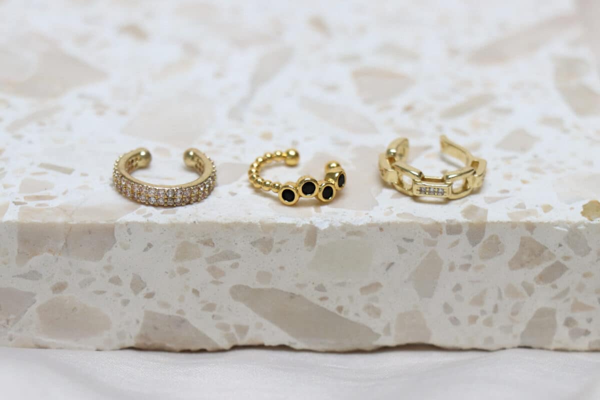 Black dots ear cuff gold