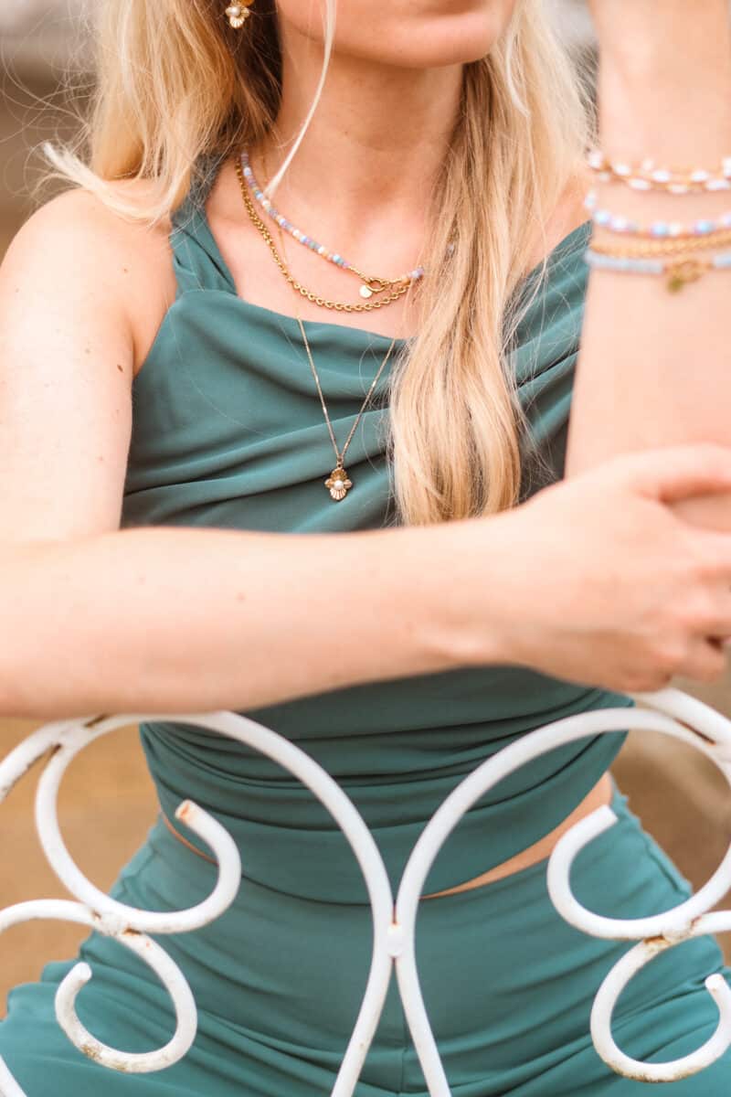 Hidden pearl necklace gold