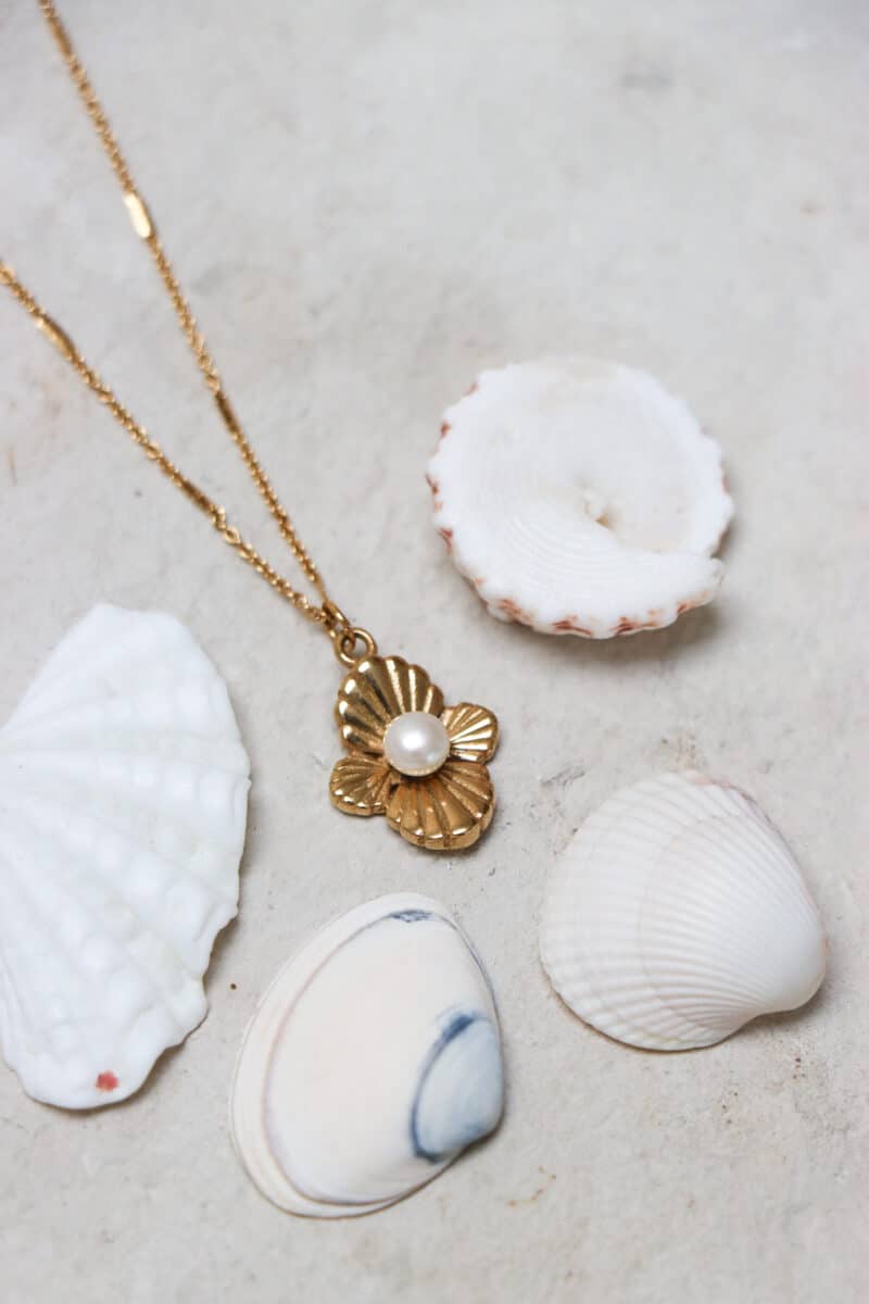 Hidden pearl necklace gold