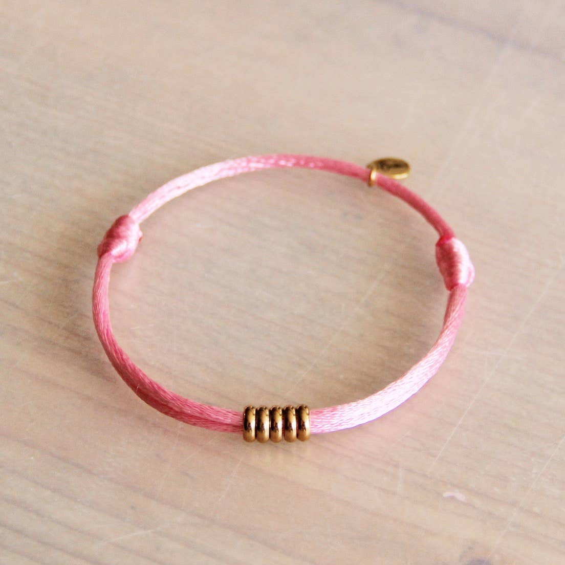 Satijnen armband met ringen — roze/goud