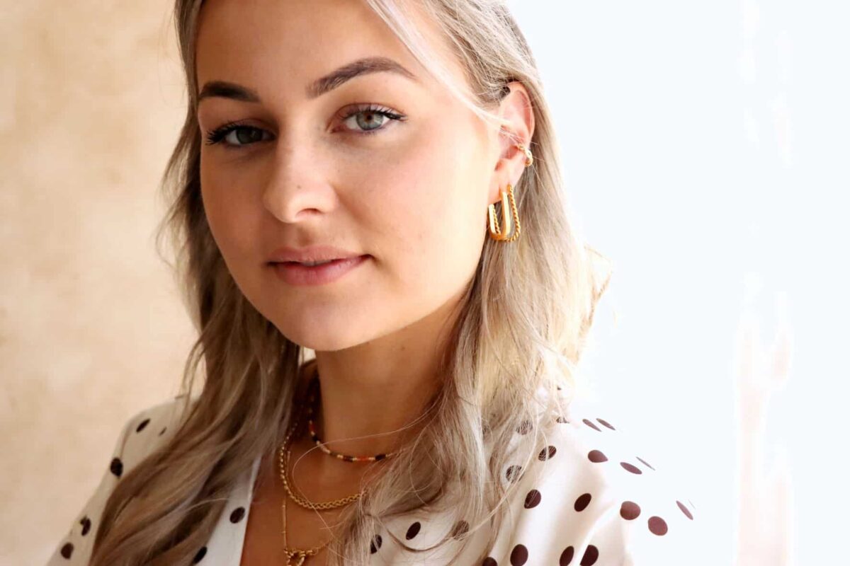 Single twisted shiny ear cuff gold