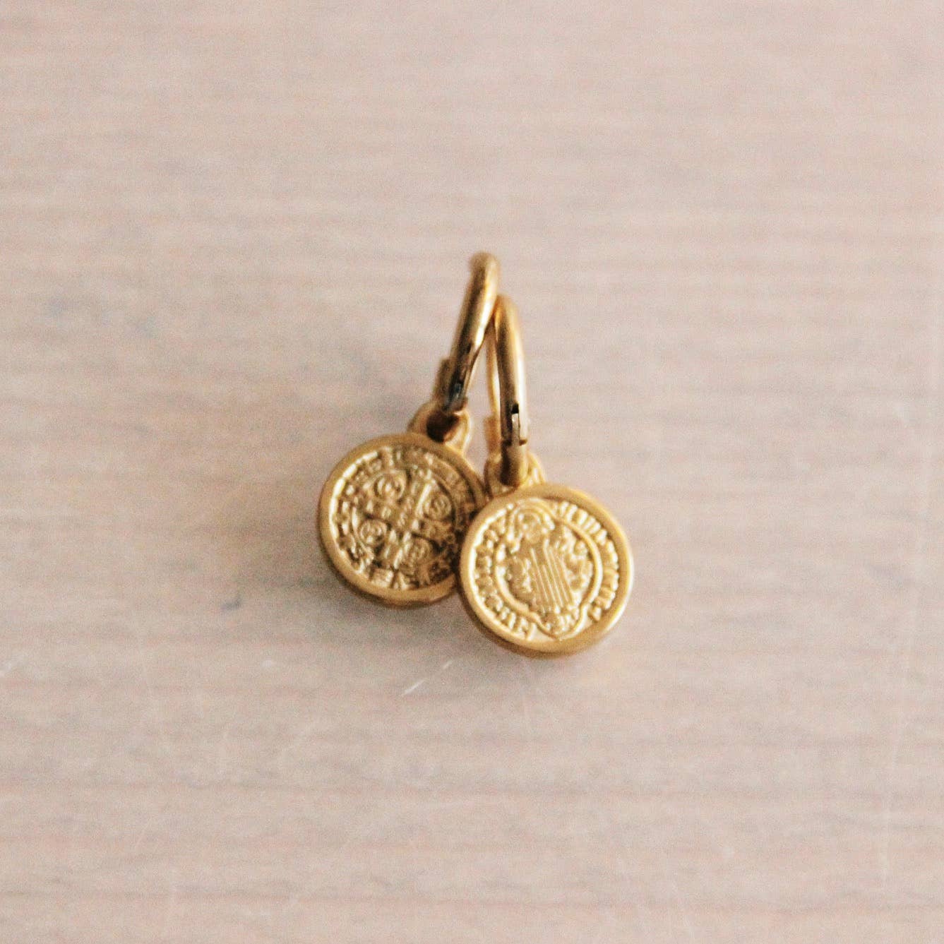 Stainless steel creoles with mini coin – gold