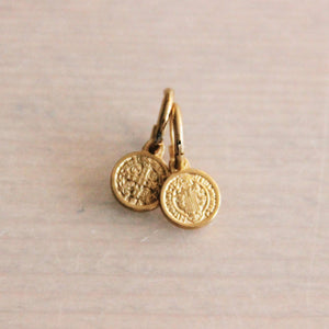 Stainless steel creoles with mini coin – gold