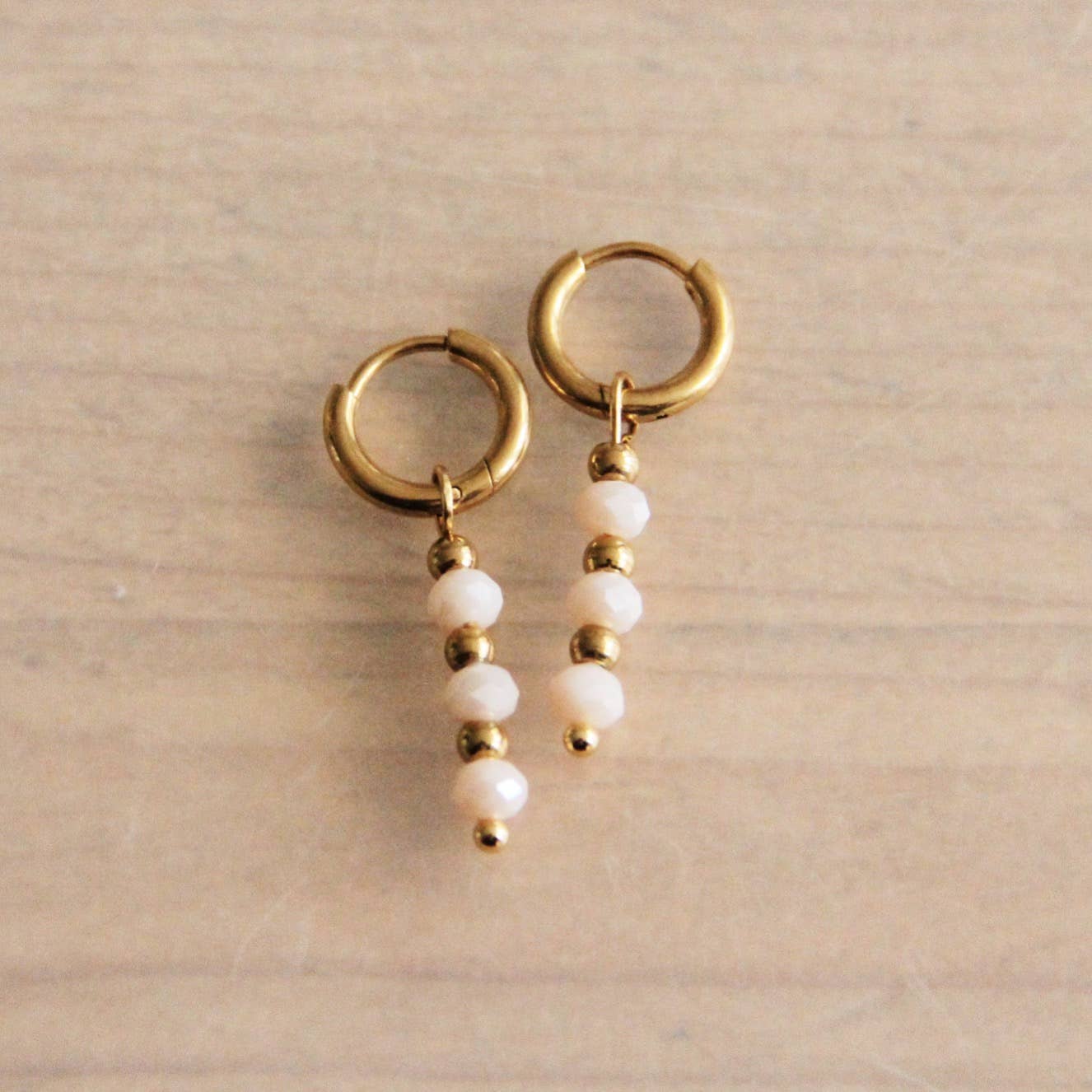 Stainless steel earrings with facets - beige pearl