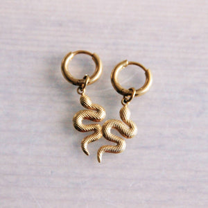 Stainless steel hoop earrings with SNAKE pendant – gold