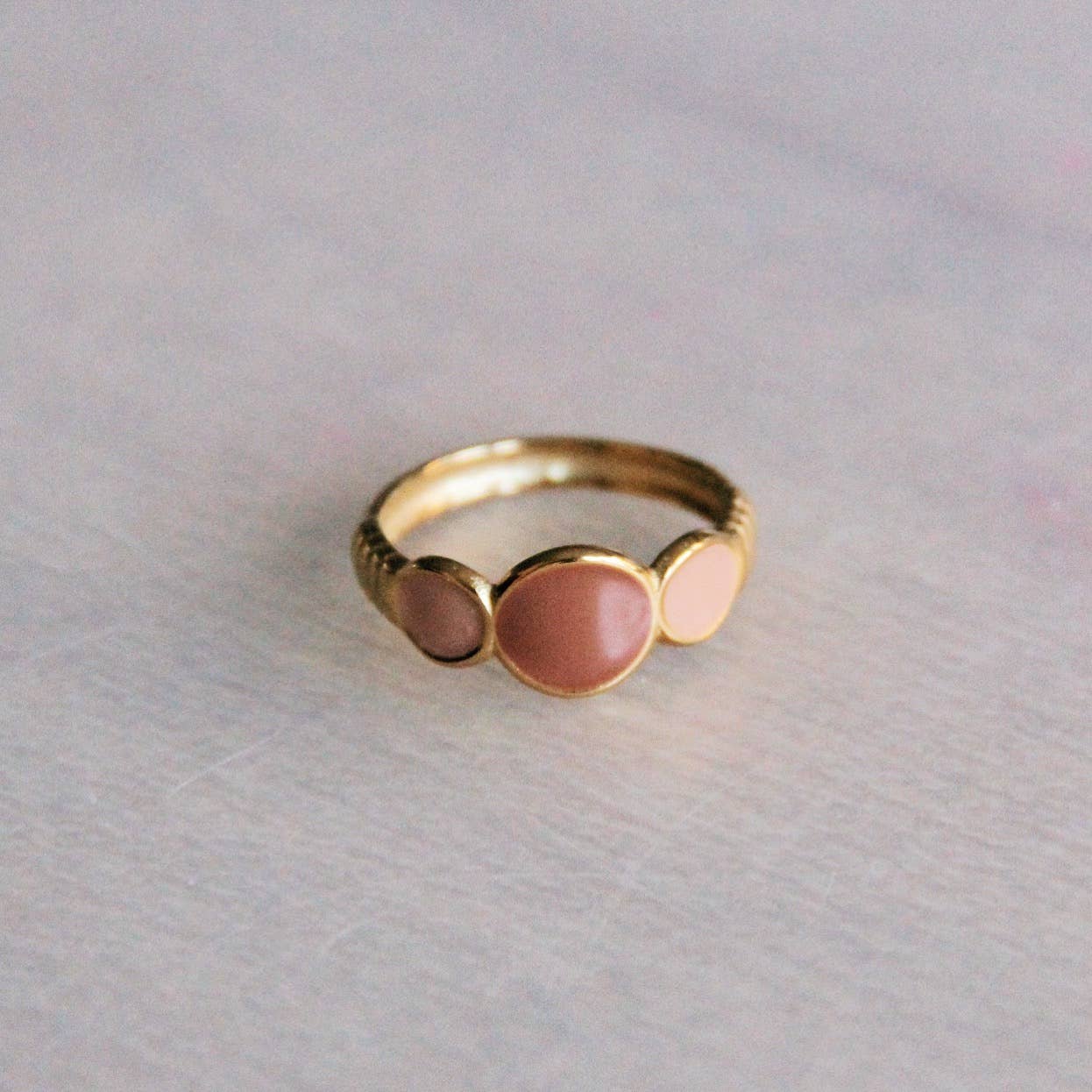 Stainless steel ring with round enamel – salmon/light coral