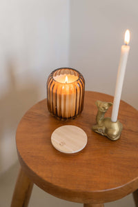 geurkaars in glas met ribbels linnen roestbruin